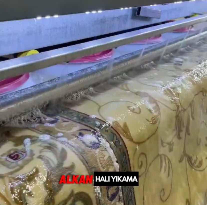 Osmangazi halı yıkama firması tarafından uygulanan şampuanlı halı temizleme işlemi.