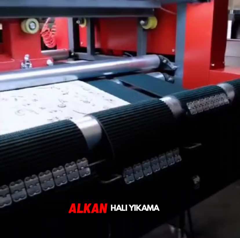 Osmangazi'de halı yıkama öncesi vakumlu toz alma işlemi.